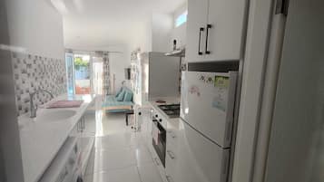 Bungalow Superior, balkon, pemandangan kolam renang | Dapur pribadi