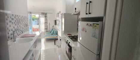 Departamento superior, balcón, vista a la alberca | Cocina privada