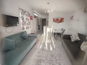 Bungalow supérieur, balcon, vue sur la piscine | Aire de séjour | Téléviseur à écran plat de 24 po avec télévision par satellite