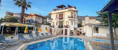 Vista frontal de la propiedad