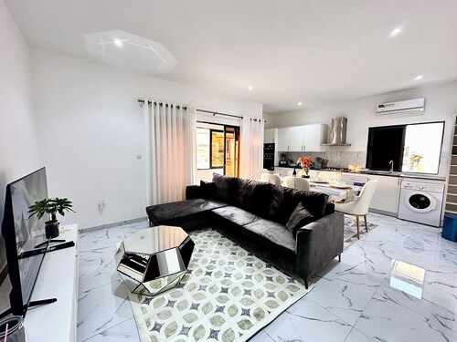 Comfy T2 Apartment + Fast Wi-Fi Steps to Beach, Restaurants, playground and fun