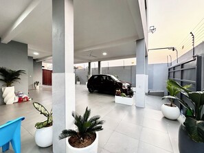 Property grounds - Comfy T2 Apartment + Fast Wi-Fi Steps to Beach, Restaurants, playground and fun (Luanda)