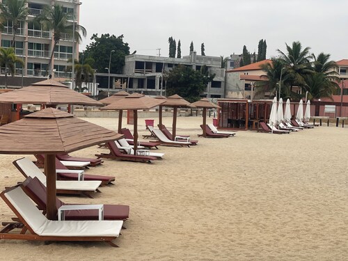 Comfy T2 Apartment + Fast Wi-Fi Steps to Beach, Restaurants, playground and fun