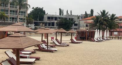 Comfy T2 Apartment + Fast Wi-Fi Steps to Beach, Restaurants, playground and fun