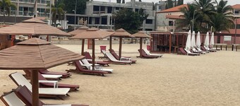 Comfy T2 Apartment + Fast Wi-Fi Steps to Beach, Restaurants, playground and fun