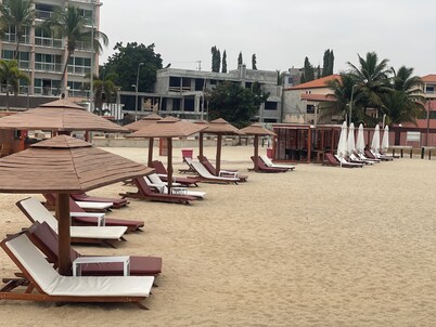 Comfy T2 Apartment + Fast Wi-Fi Steps to Beach, Restaurants, playground and fun