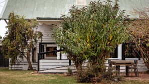 Outdoor dining - Inn the Fuchsia (Port Fairy)