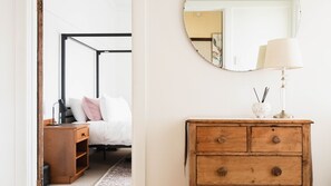 4 bedrooms, iron/ironing board, WiFi, bed sheets - Inn the Fuchsia (Port Fairy)