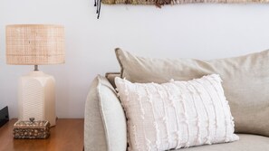 TV, books - Inn the Fuchsia (Port Fairy)