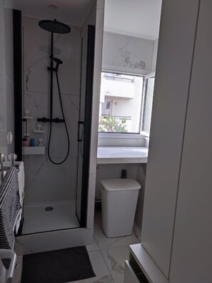 Shower, hair dryer, towels, soap - Magnificent apartment between Paris and Disneyland Paris (Lognes)