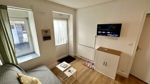 Apartment | Living room - Sunny Sanctuary by the Town Center (Mont-Dore)