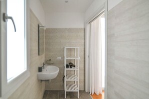 Shower, hair dryer, bidet, towels - Villa Laura apartment - Room (Avola)