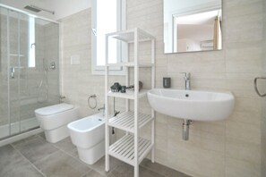 Shower, hair dryer, bidet, towels - Villa Laura apartment - Room (Avola)