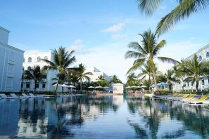 Outdoor pool - HADU Hotel & Café (Phu Quoc)
