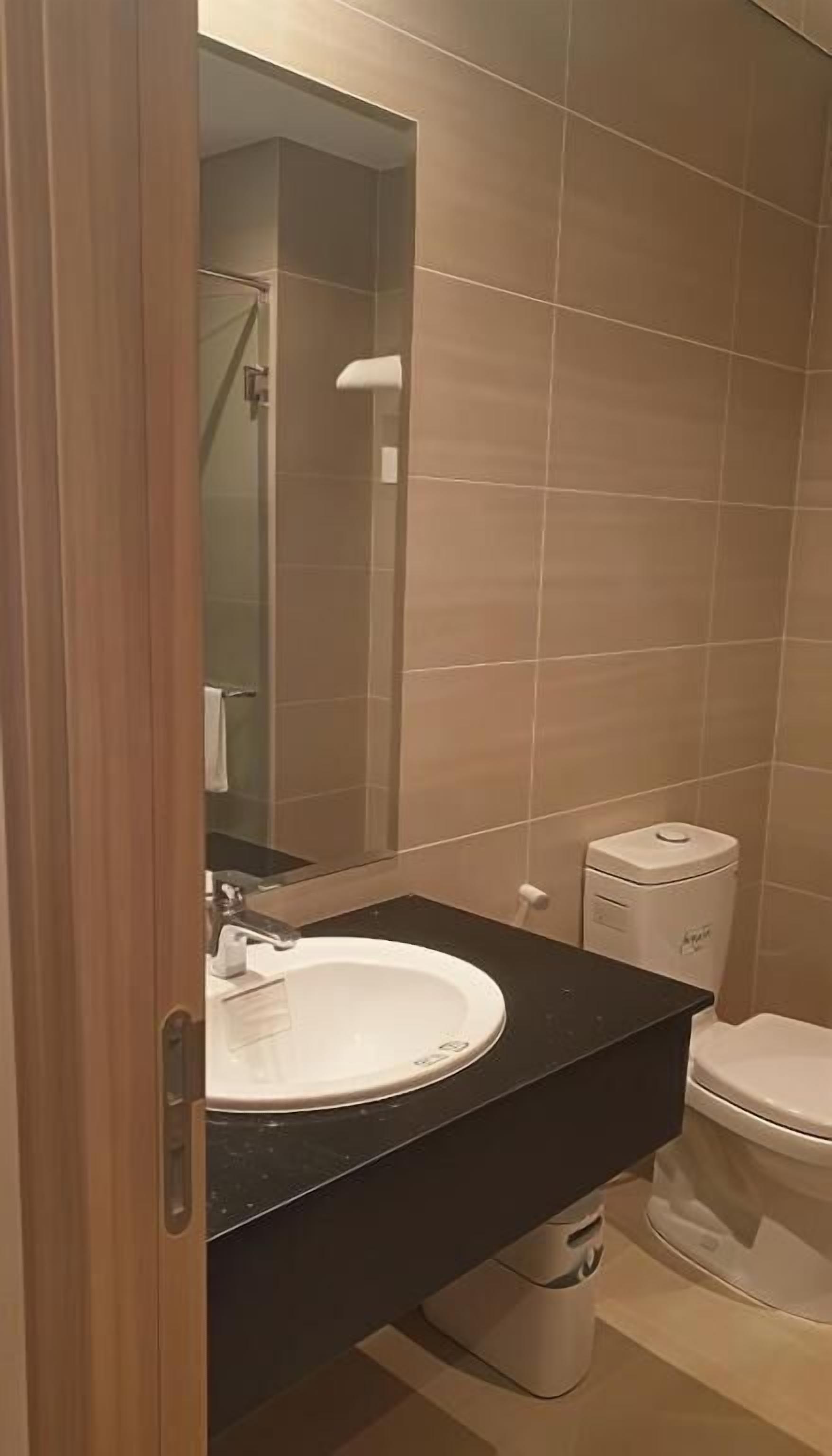 Habitación estándar doble | Baño | Artículos de higiene personal gratuitos, secador de pelo y toallas