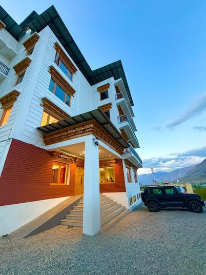 The Zurfi's Hotel