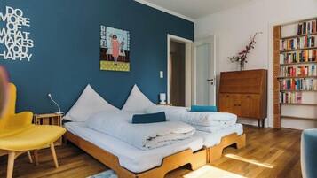 Työpöytä, silitysrauta/-lauta, ilmainen Wi-Fi, vuodevaatteet