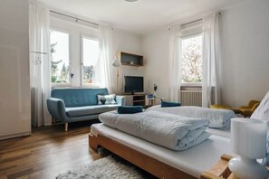 Desk, iron/ironing board, free WiFi, bed sheets - Uninah| Blue Room | seeglueck (Konstanz)