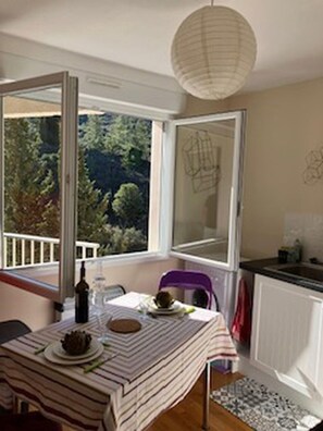 Dining - A look at the tree planter (Saint-Paul-de-Fenouillet)
