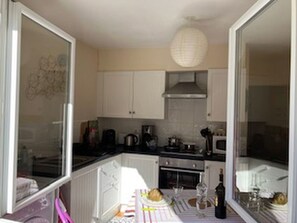 Private kitchen - A look at the tree planter (Saint-Paul-de-Fenouillet)