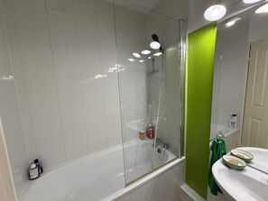 Hair dryer, towels, soap, toilet paper - A look at the tree planter (Saint-Paul-de-Fenouillet)