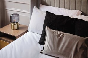 2 bedrooms, iron/ironing board, WiFi, bed sheets - Central 2-Bed, Walk to Chinatown & Theatres (Greater Manchester)