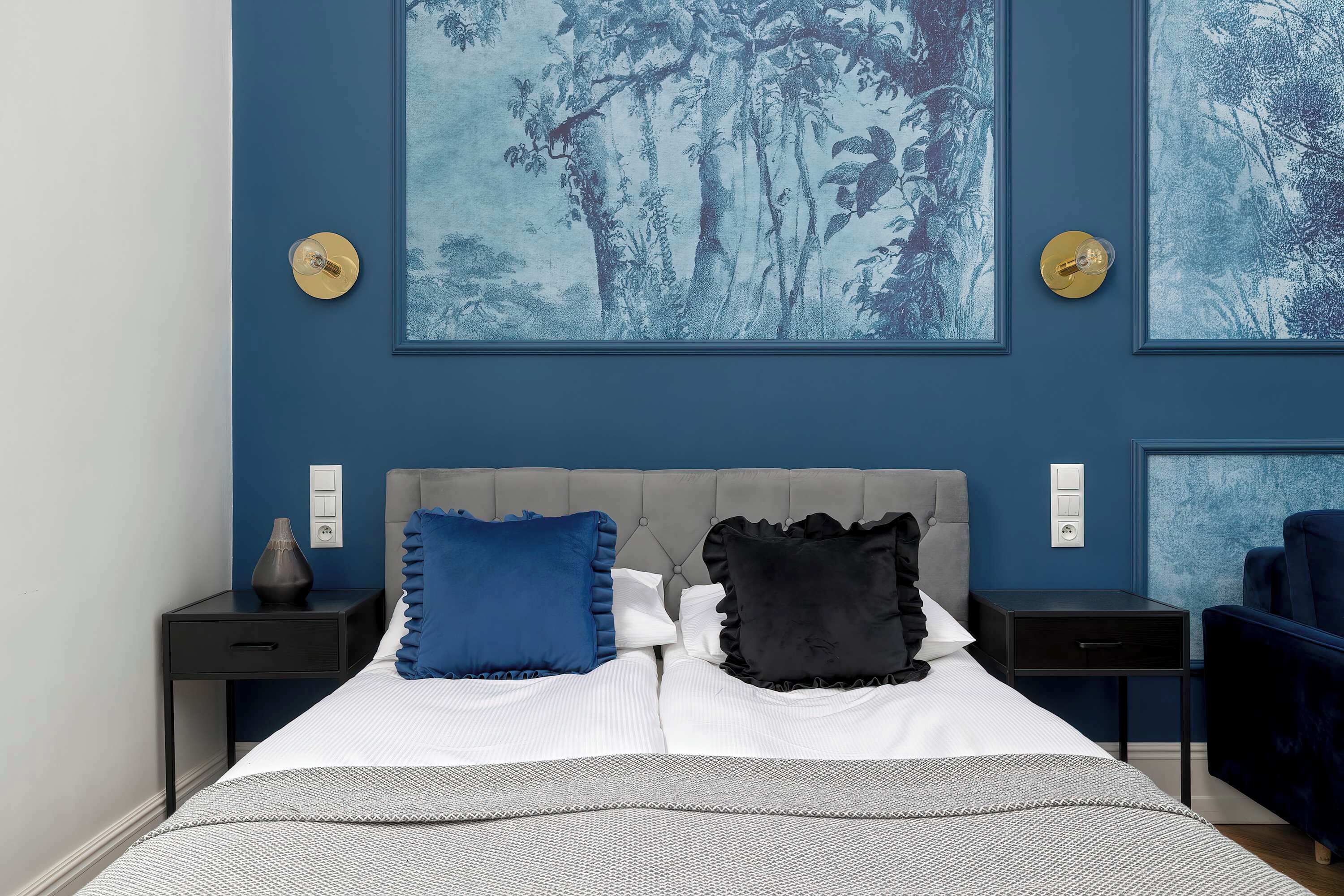 مكواة/لوح كي وسرير سفر وواي فاي وملاءات أسرّة