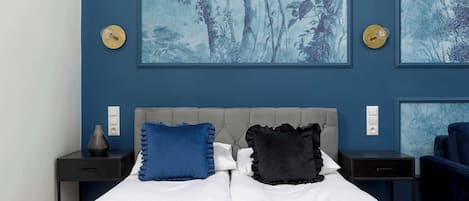 مكواة/لوح كي وسرير سفر وواي فاي وملاءات أسرّة