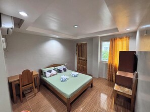 Desk, free WiFi - Eme's Apartelle (General Luna)
