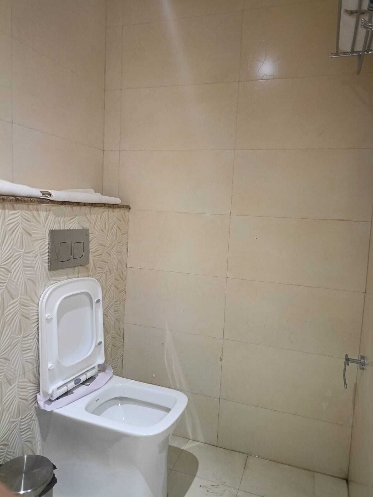 Un bagno piccolo e funzionale, con il water e la doccia.