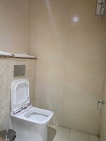Un baño pequeño y funcional con inodoro y cabina de ducha.