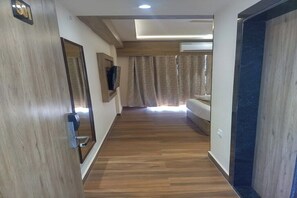 Espacio para trabajar con un portátil, wifi gratis, ropa de cama