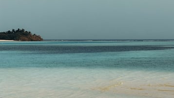 Ubicación a pie de playa, arena blanca, submarinismo y buceo con tubo