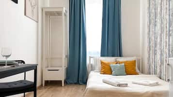 Apartamento básico, vista para o pátio | Ferros/tábuas de passar roupa, Wi-Fi de cortesia