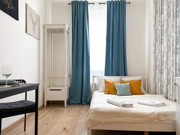 Apartamento básico, vista para o pátio | Ferros/tábuas de passar roupa, Wi-Fi de cortesia