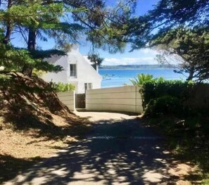 Property grounds - Les pieds dans l'eau" south-facing house with exceptional sea view in Carantec (Carantec)