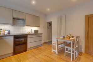 Fridge, microwave, oven, dishwasher - Beecroft Cottage - sleeps 4 guests  in 2 bedrooms (Cromer)