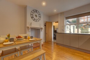 Dining - Beecroft Cottage - sleeps 4 guests  in 2 bedrooms (Cromer)