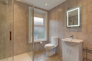 Shower, hair dryer - Beecroft Cottage - sleeps 4 guests  in 2 bedrooms (Cromer)