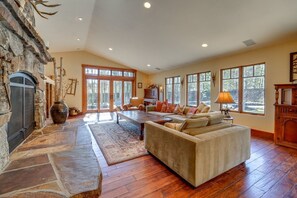 TV, fireplace, books - Mountain Home Minutes to Tahoe & Northstar (Truckee)