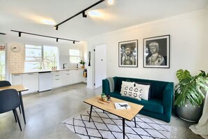 Living area - U3 Cronulla Coastal 1BR – Steps to the Ocean (Cronulla)