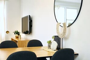 Dining - U3 Cronulla Coastal 1BR – Steps to the Ocean (Cronulla)