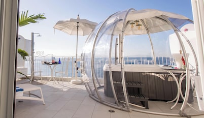 Villa Mar-isa - Sea view and jacuzzi. A few steps from the beach