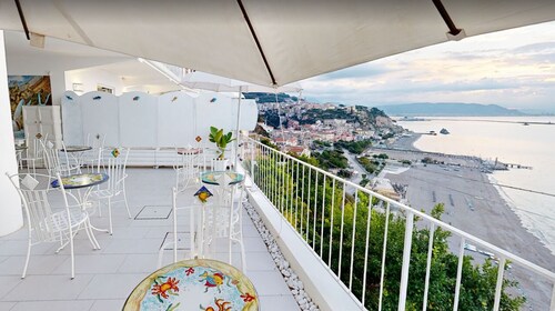 Villa Mar-isa - Sea view and jacuzzi. A few steps from the beach