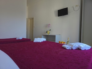 Habitación triple económica | Escritorio y wifi gratis