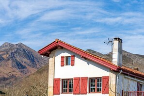 Exterior - Apartment "Gîte à Sare" with Mountain View, Private Terrace, and Wi-Fi (Sare)