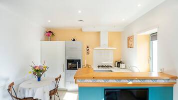 Réfrigérateur, micro-ondes, plaque de cuisson, lave-vaisselle