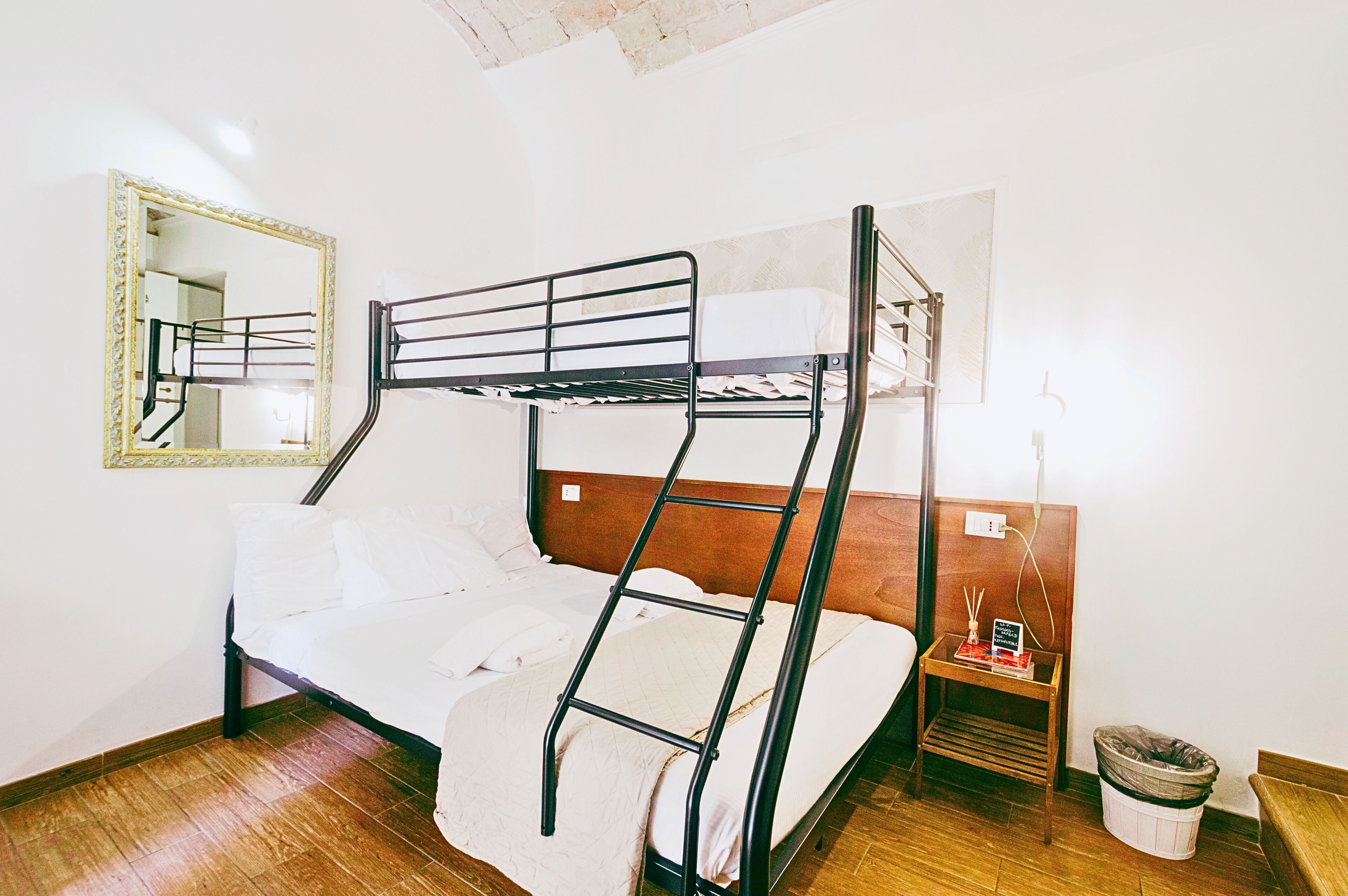 1 Schlafzimmer, Schreibtisch, Bügeleisen/Bügelbrett, Reisekinderbett