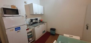 Frigorifero, microonde, macchina per tè/caffè, bollitore elettrico