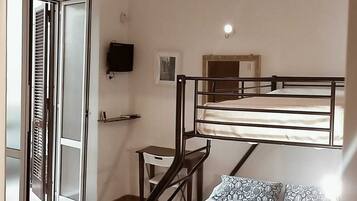 2 camere, una scrivania, ferro/asse da stiro, culla da viaggio